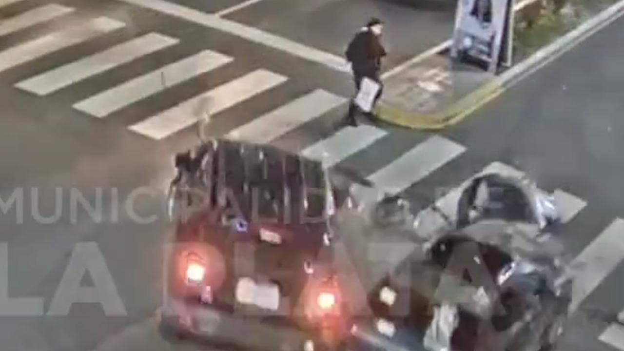 Salva per miracolo all'incrocio: donna sta per essere investita da due auto che si scontrano