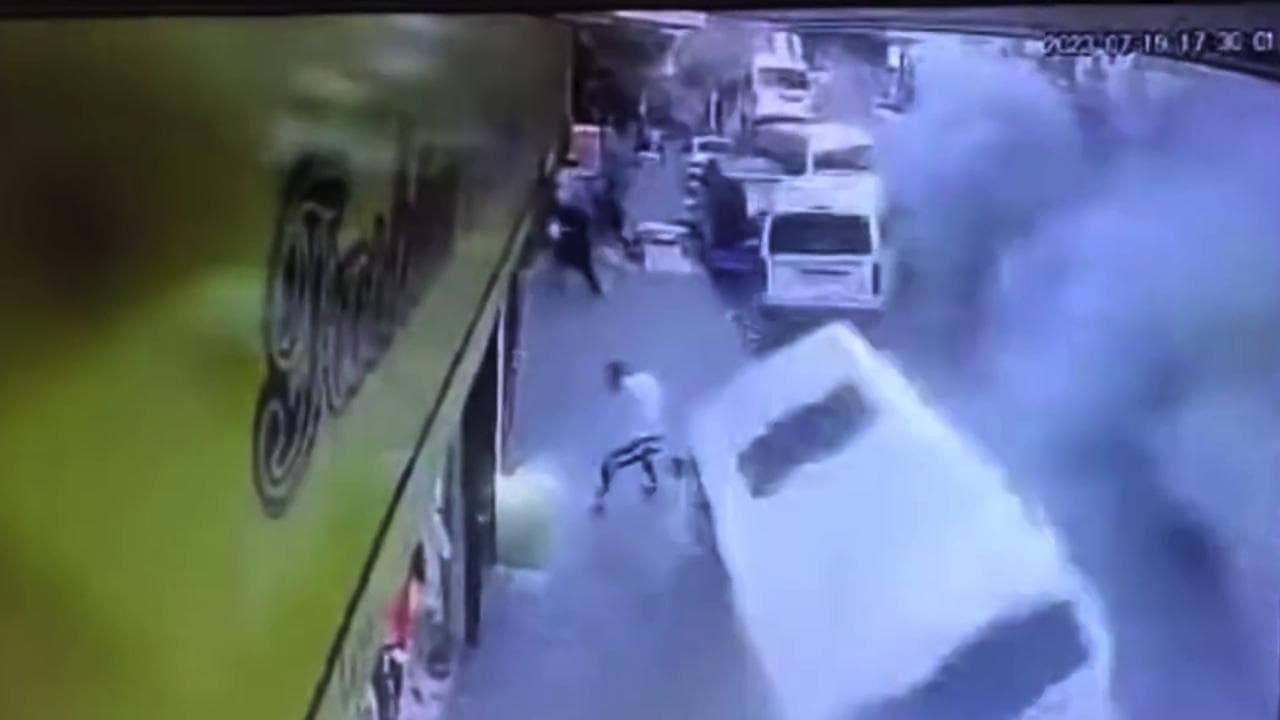 Johannesburg, l'esplosione solleva il manto stradale: il momento dello scoppio ripreso dalle telecamere