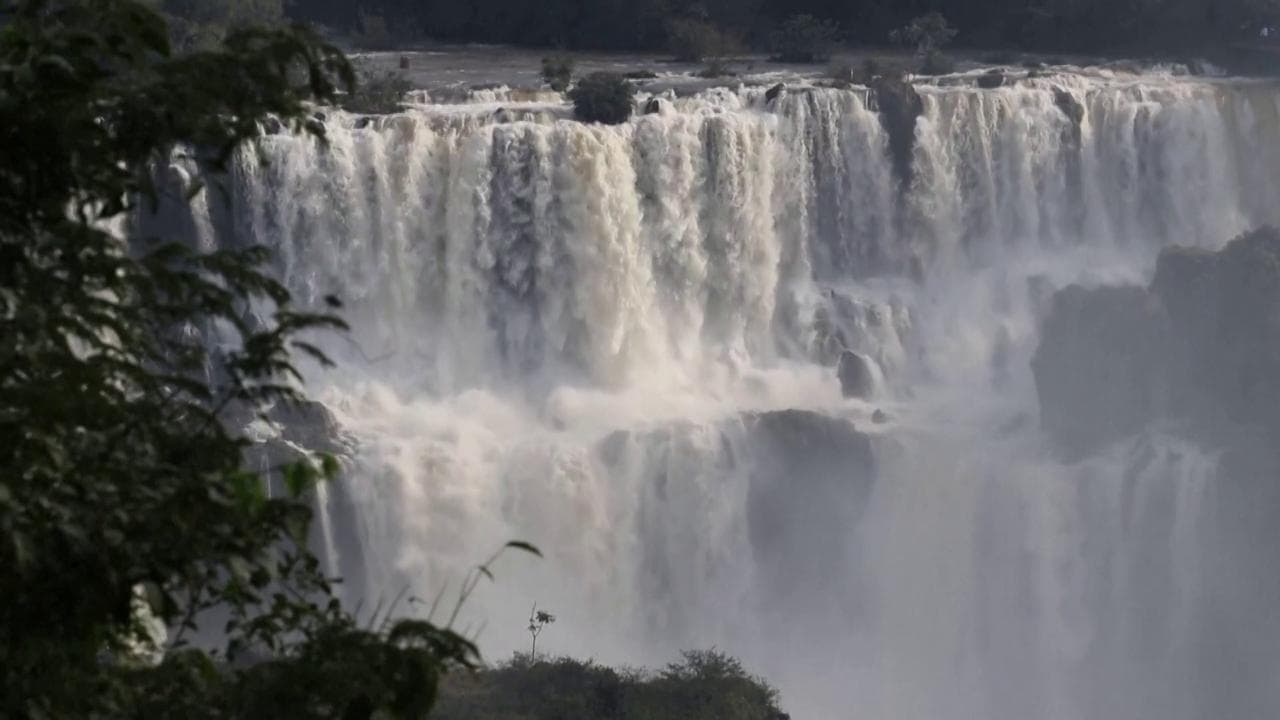 La portata d'acqua delle cascate di Iguazú è arrivata "fino al sestuplo della media"