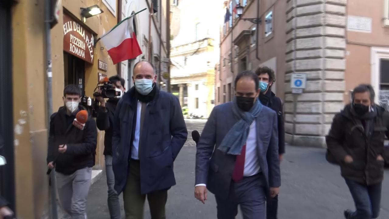 Pd, la passeggiata di Letta e Marcucci dopo il faccia a faccia. Il segretario: "Siamo fortissimi"