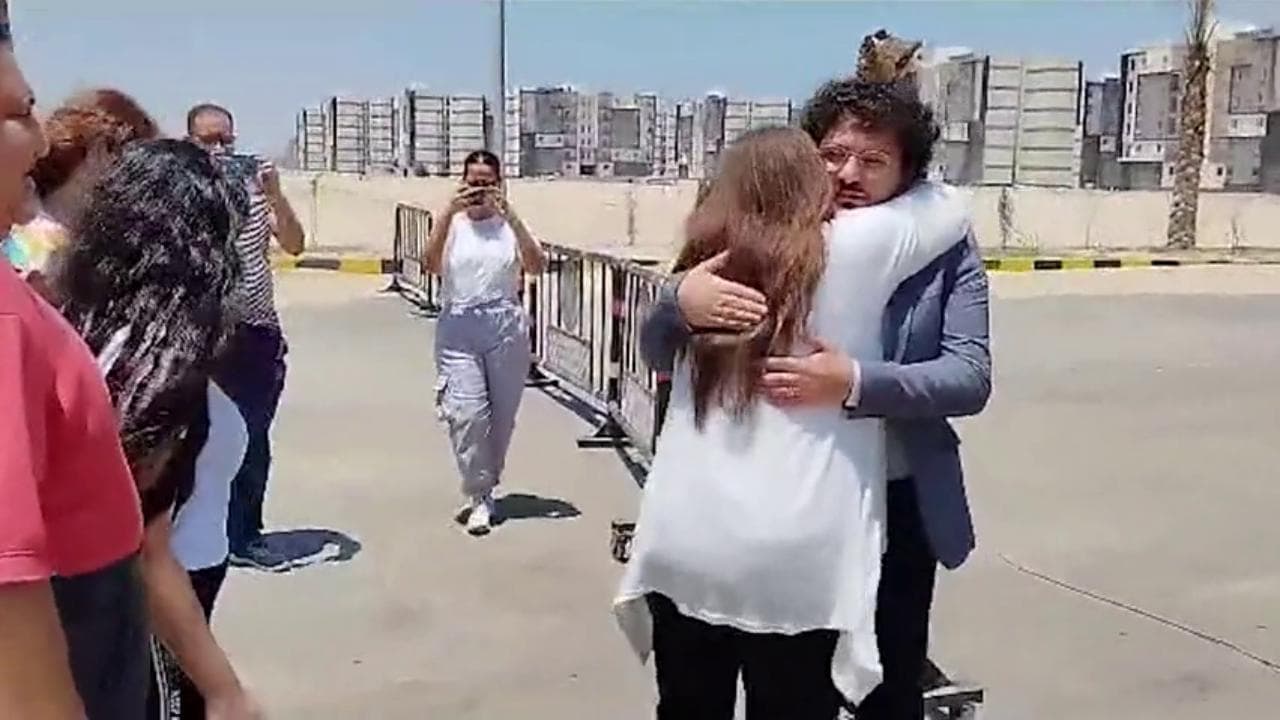 Zaki è stato rilasciato dopo la grazia presidenziale, l'abbraccio con la famiglia e la fidanzata