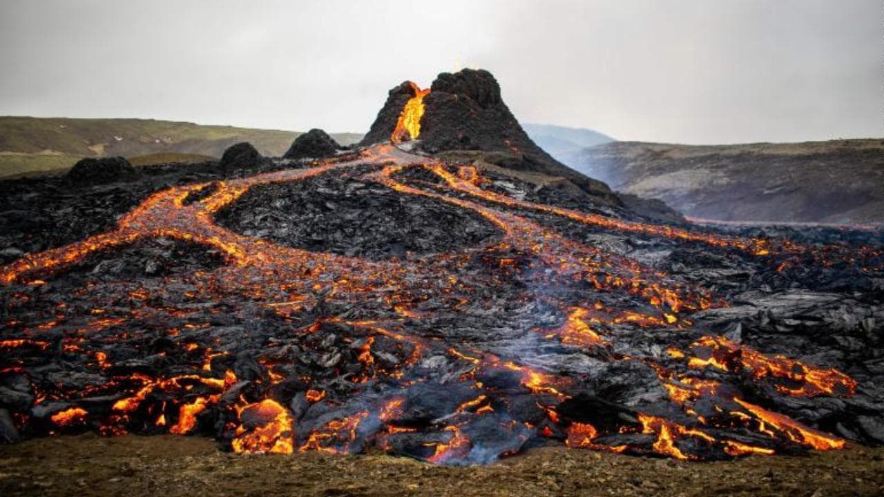 Islanda, gli scienziati studiano il vulcano: ma la lava viene usata anche per altro