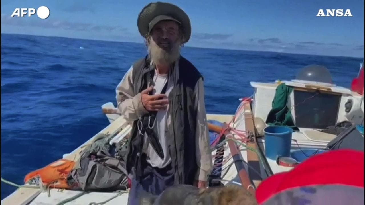 L'attimo in cui il marinaio australiano e il suo cane vengono salvati dopo due mesi nel Pacifico