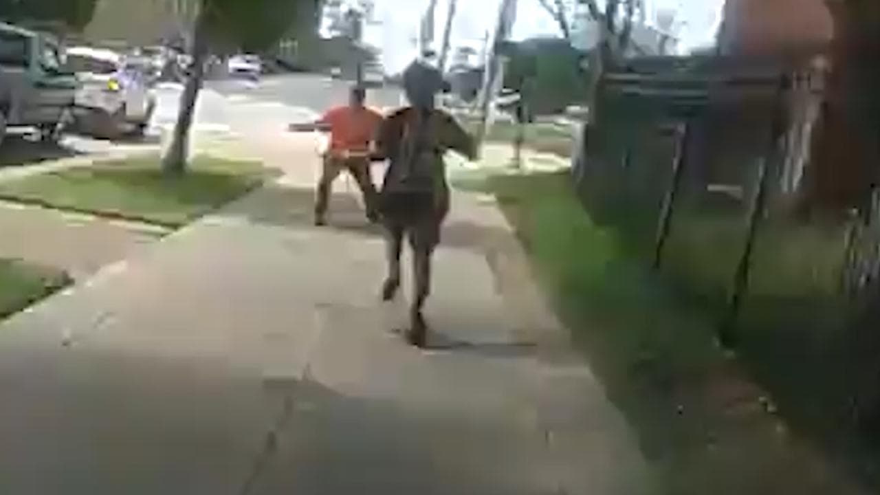 Lo sconosciuto eroe per un giorno: con un tackle aiuta la polizia ad arrestare un fuggitivo