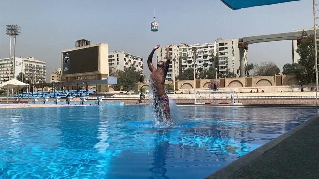 Egitto, studente di ingegneria fissa nuovo record del mondo di salto fuori dall'acqua