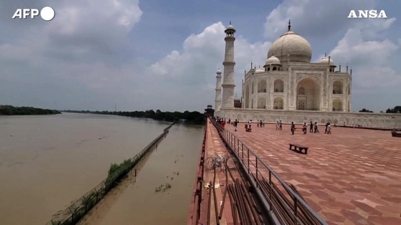 Acqua alta in India: il fiume Yamuna raggiunge il Taj Mahal per la prima volta in 45 anni