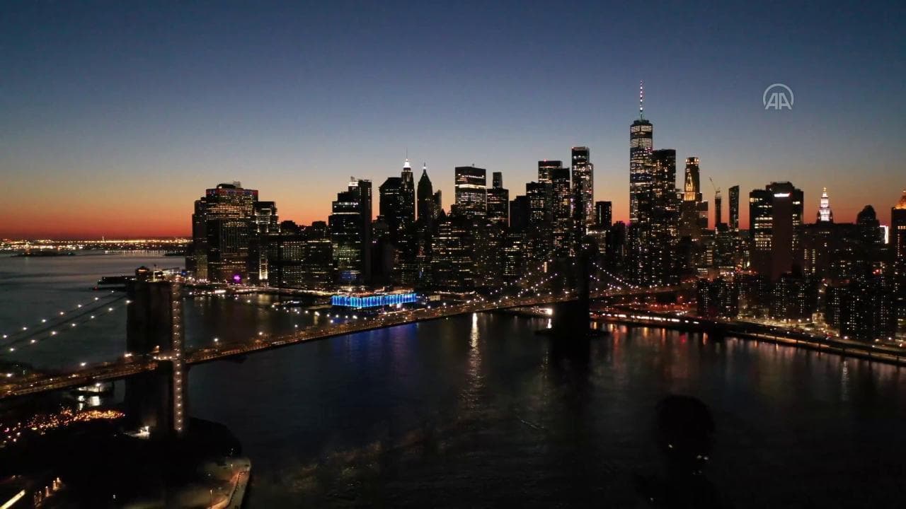New York torna a vivere di notte: la "Grande Mela" vista dall'alto è uno spettacolo di luci e colori