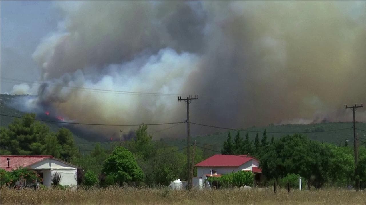 Incendi in Grecia, aerei ed elicotteri gettano acqua per domare le fiamme vicino ad Atene