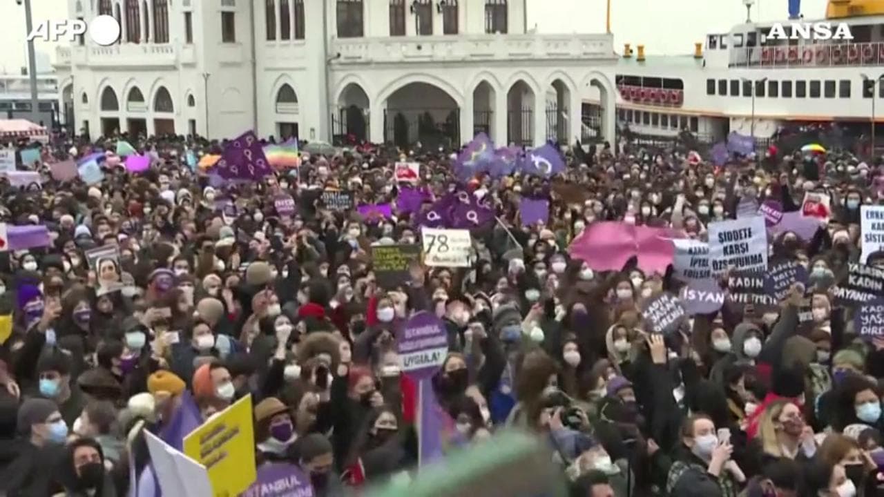Turchia, grande manifestazione contro il ritiro dal trattato a tutela delle donne