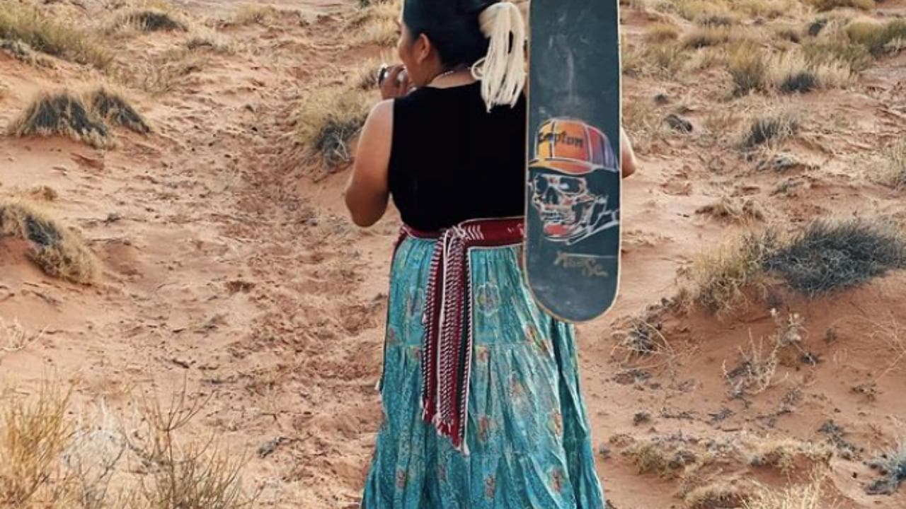 Usa, sullo skate nel deserto con gli abiti tradizionali Navajo: i video diventano virali su TikTok