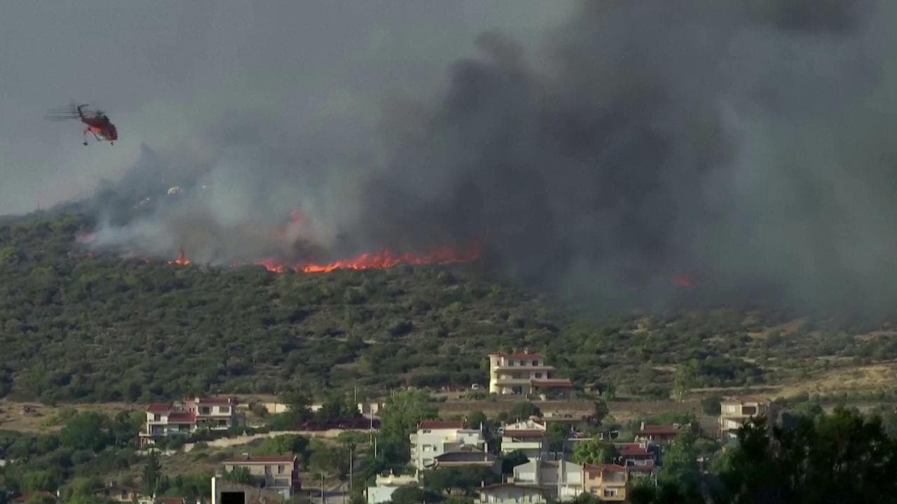 Grecia, enormi incendi tra Corinto e l'area di Atene. Evacuati 1.200 bambini