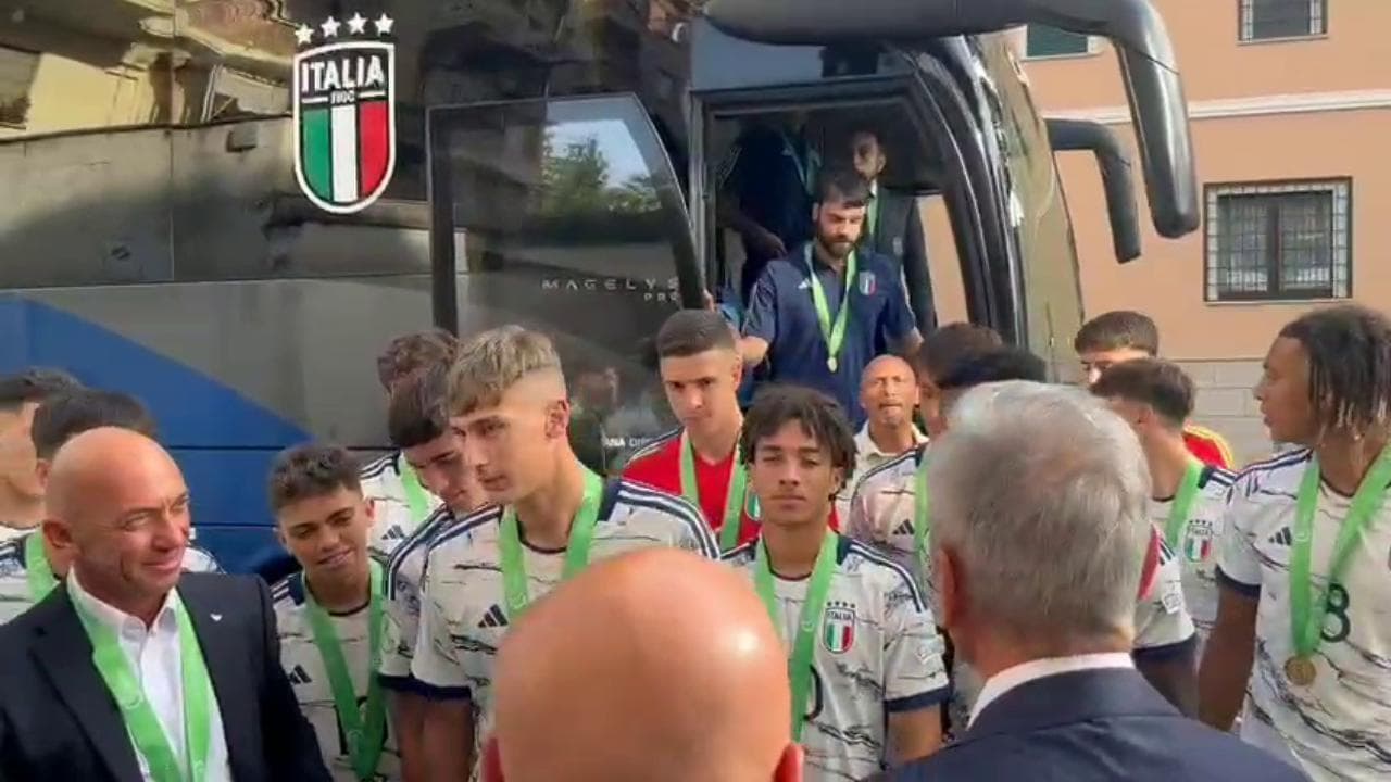 Gli azzurrini in Italia dopo il trionfo: ad attenderli anche Malagò e Gravina
