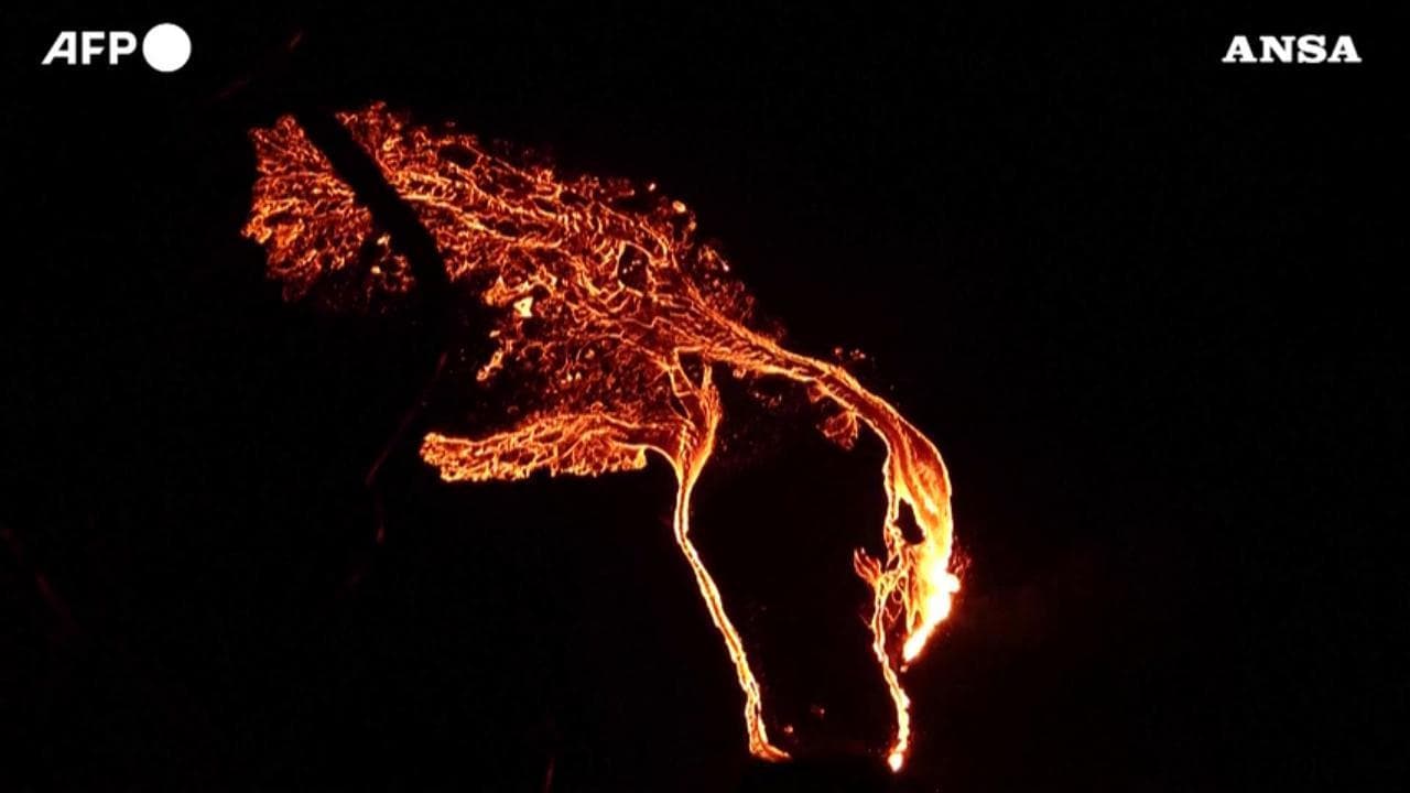 Islanda, eruzione vulcanica vicino a Reykjavik: la lava illumina la notte