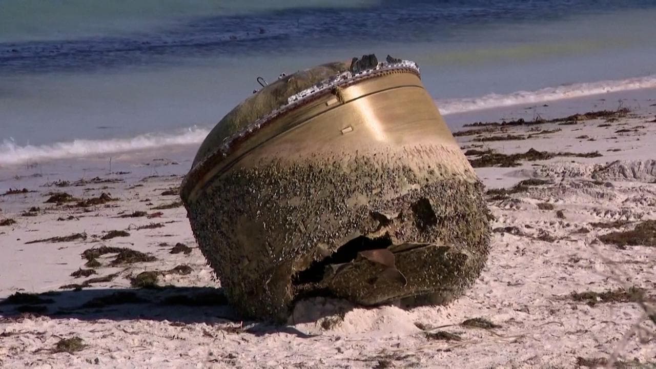 Australia, il  mistero dell’enorme cilindro caduto su una spiaggia