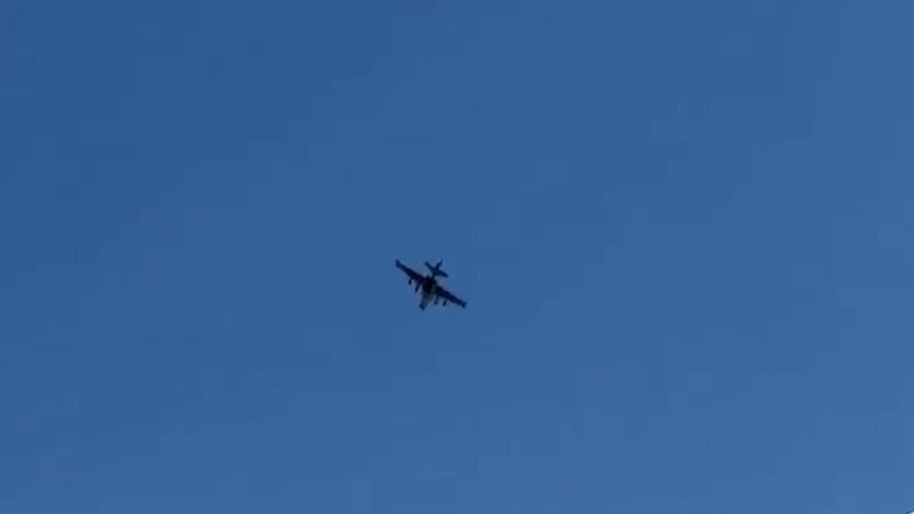 Un caccia russo Sukhoi Su-25 si schianta davanti ai bagnanti nel Mar d'Azov, morto il pilota