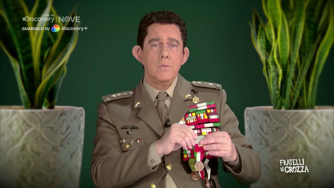 Crozza è per la prima volta il generale Figliuolo: “Ho superato la soglia d’onore delle mille telefonate al giorno”