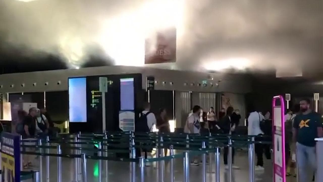 Rogo all'aeroporto di Catania, l'attimo in cui va in fiamme. I viaggiatori nel caos: "Che facciamo?"