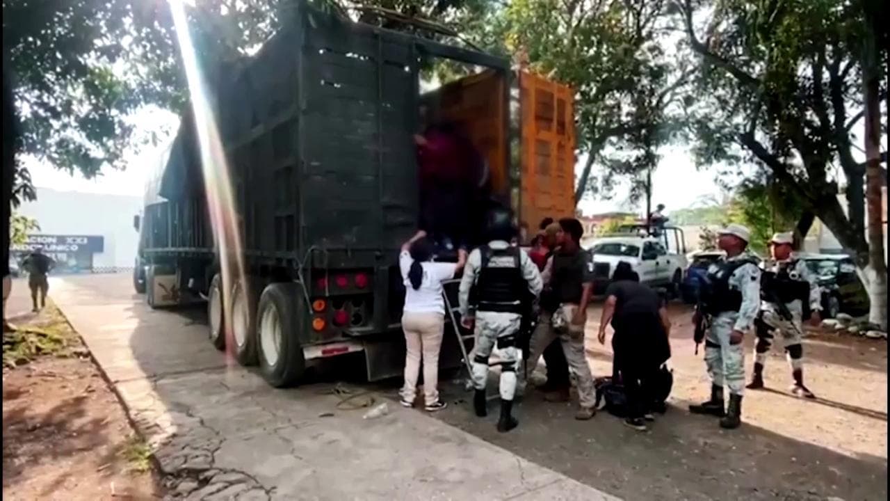 Messico, parcheggiano un autoarticolato con 200 persone stipate e scappano: la liberazione dei migranti
