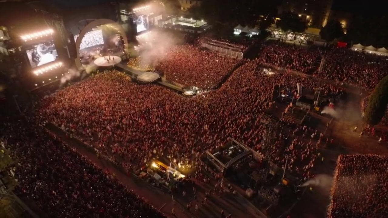 Mengoni chiude il tour col botto: lo show per i 60 mila del Circo Massimo con Elodie e tanti ospiti