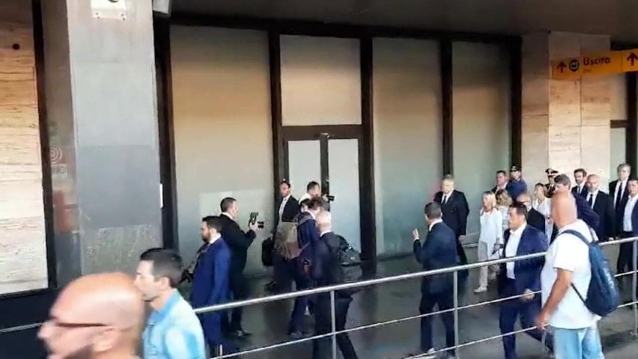 Roma, in stazione arriva Giorgia Meloni: i giornalisti costretti a osservare da una carrozza