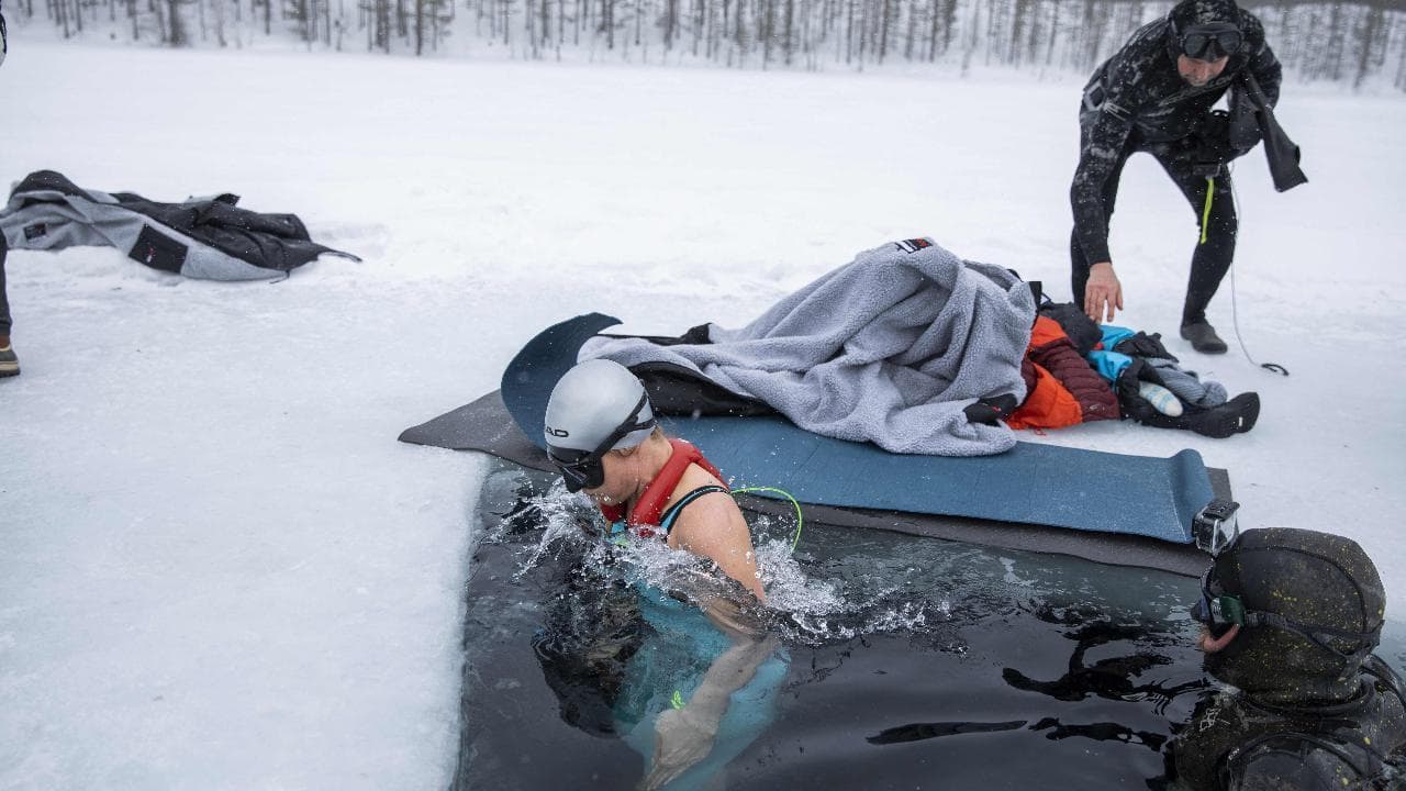 In apnea sotto il ghiaccio senza pinne e solo con il costume: il record "estremo" della finlandese Nordblad
