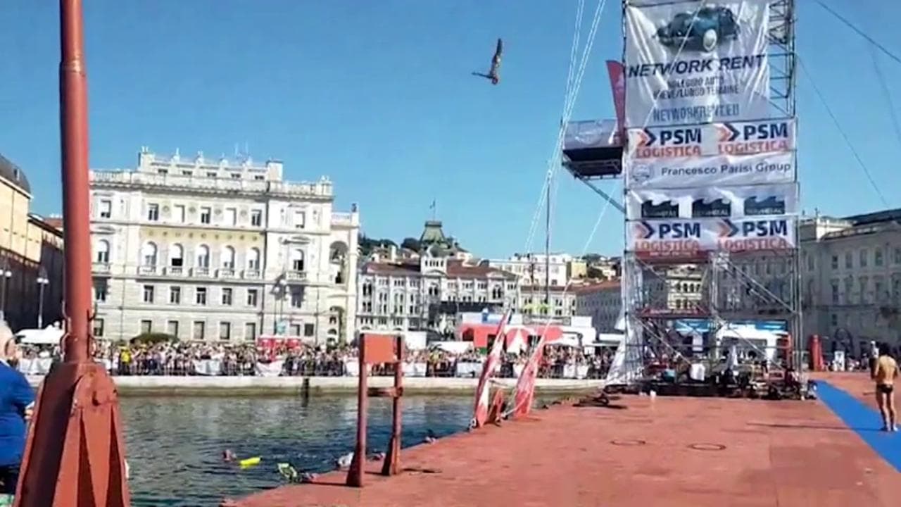 Trieste, lo spettacolo dei tuffi dal trampolino da 27 metri d'altezza