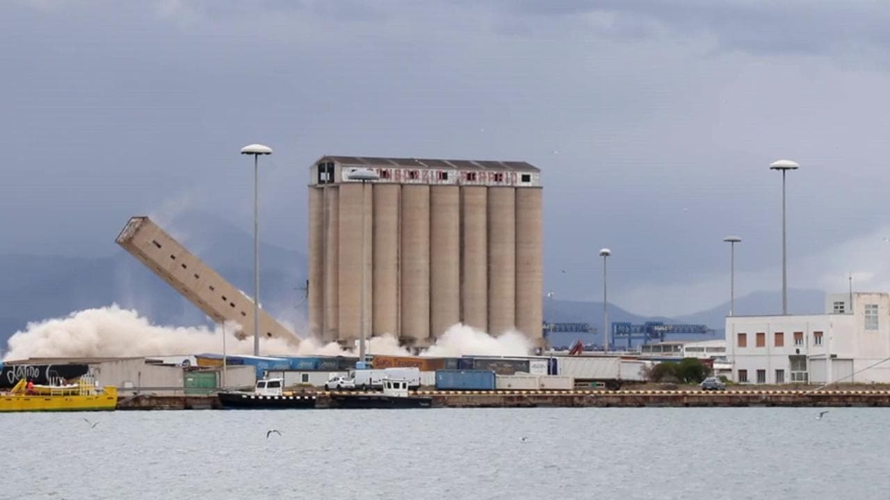 Porto di Cagliari, la demolizione della torre di 54 metri è spettacolare