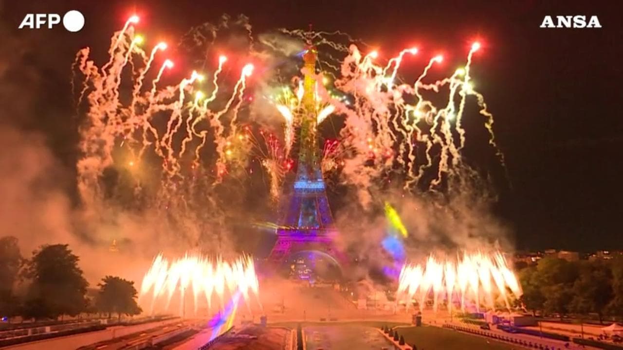 Francia, lo spettacolo pirotecnico sulla Tour Eiffel per l'anniversario della Presa della Bastiglia