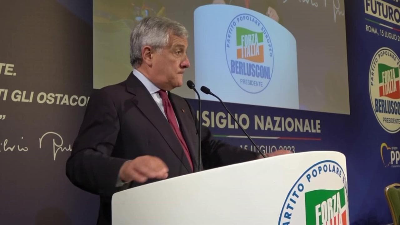 Forza Italia, Tajani si commuove nella dedica alla famiglia: "Mi scuso per aver sottratto tempo"