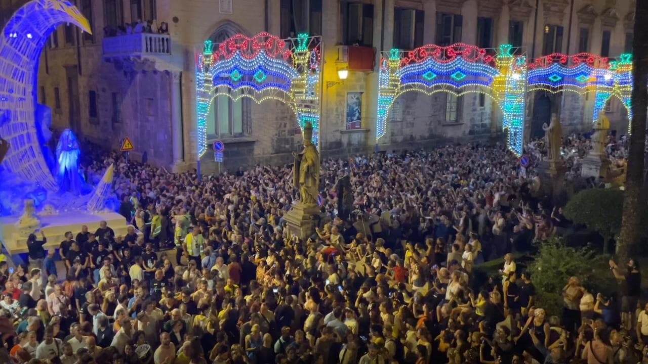 Palermo, in 200mila al Festino di Santa Rosalia. Il vescovo Lorefice: "Chi si droga arricchisce la mafia"