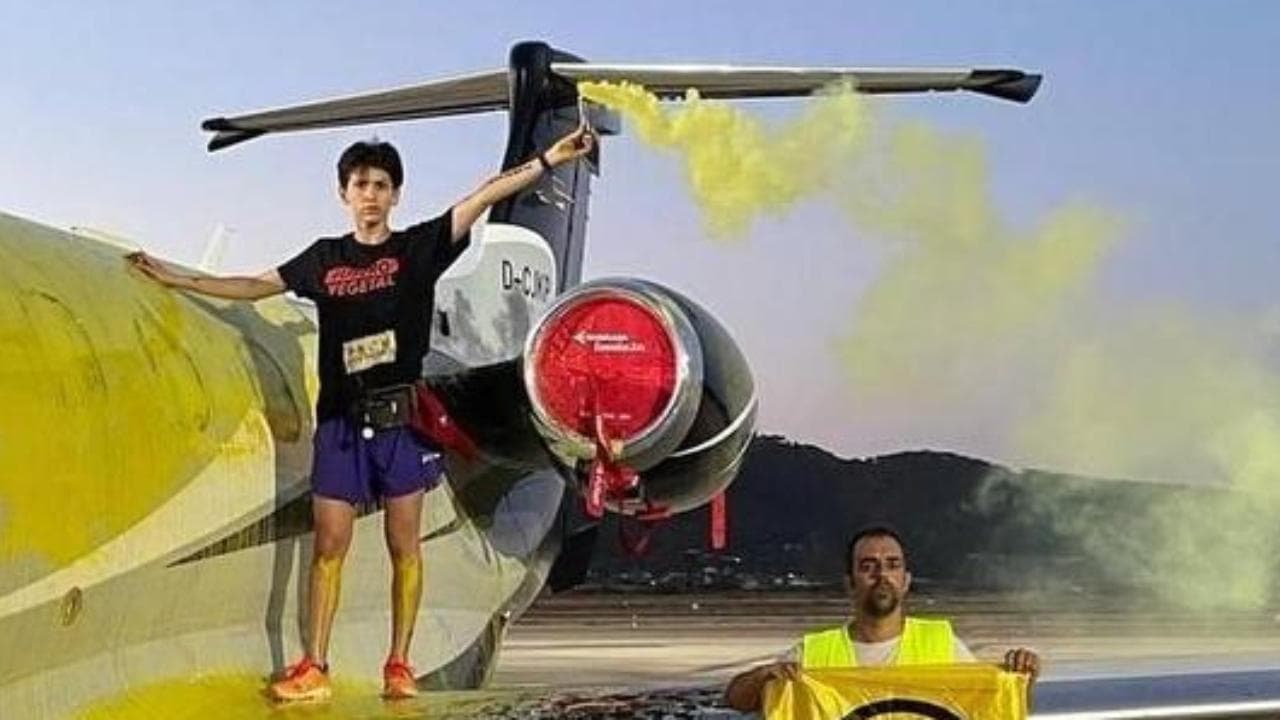 Attivisti per il clima fanno blitz nell'aeroporto di Ibiza, imbrattano un jet privato da 10 milioni