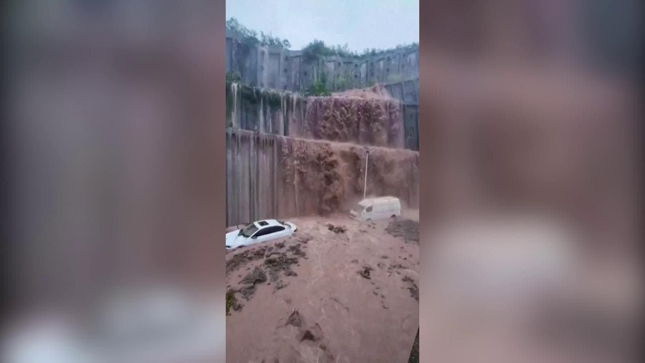 Piogge torrenziali in Cina, un muro di contenimento si trasforma in una cascata