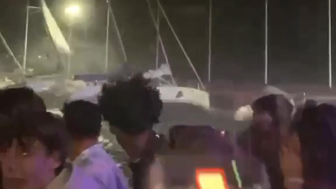 Panico sul lago di Garda, una tempesta di vento costringe i giovani a fuggire dai locali
