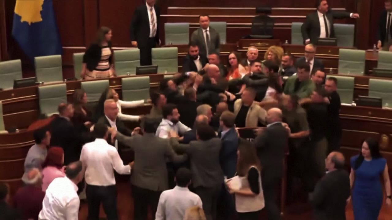 Kosovo, maxi rissa in Parlamento: acqua contro il governo e parte la zuffa