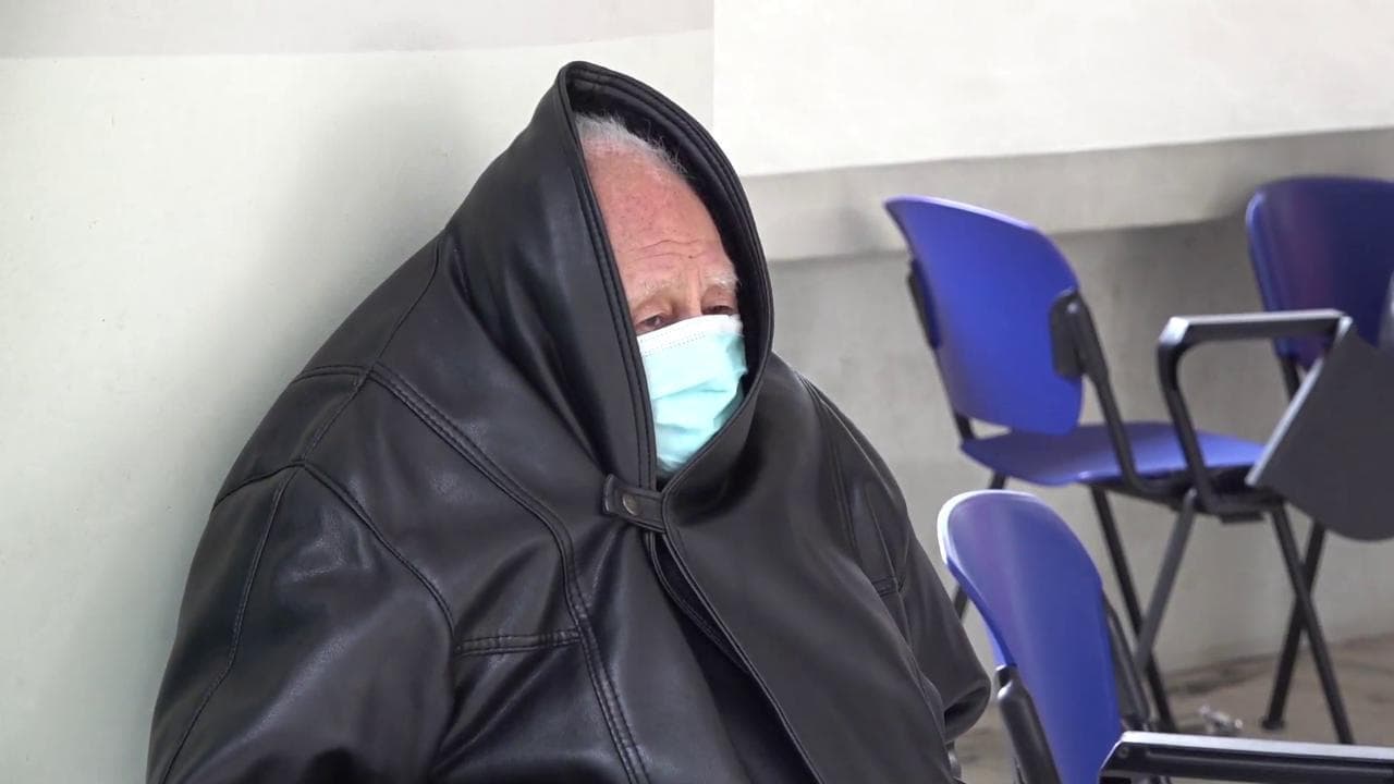 Anziani al freddo, carenza di dosi e prenotazioni saltate: caos vaccini a Reggio Calabria