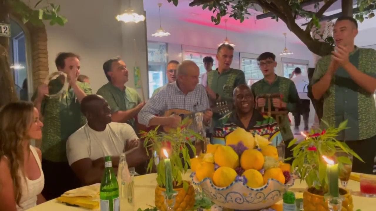 A Capri Magic Johnson ritrova Michael Jordan. E parte "Nel blu dipinto di blu"