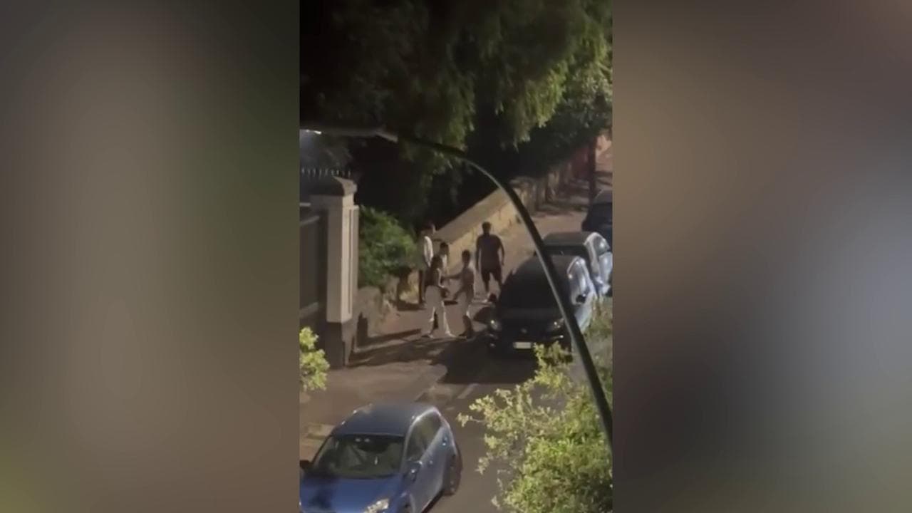 Ragazza picchiata in strada, il video sul web