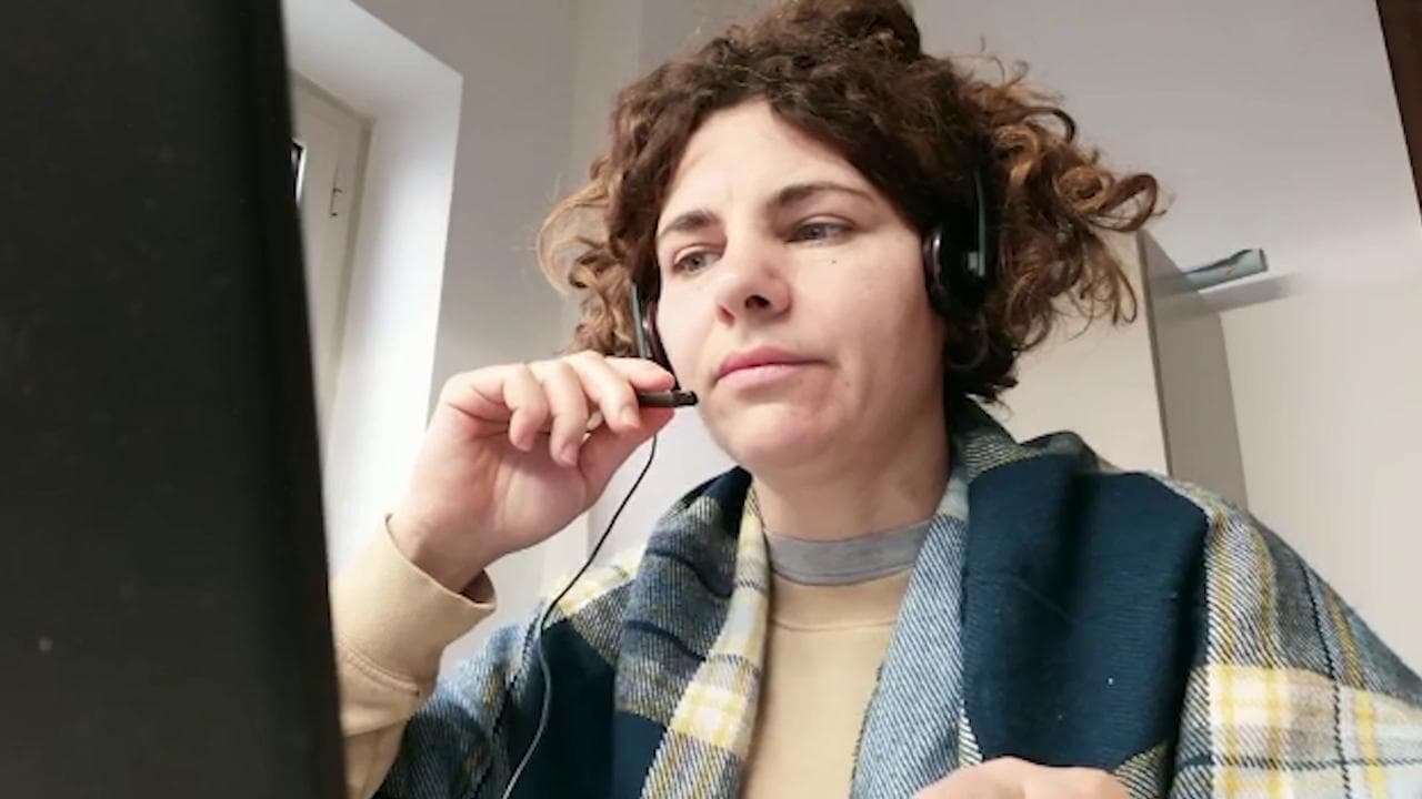 In 8 sotto un tetto, tutti in videocollegamento: le (dis)avventure di mamma, papà e 6 figli in dad