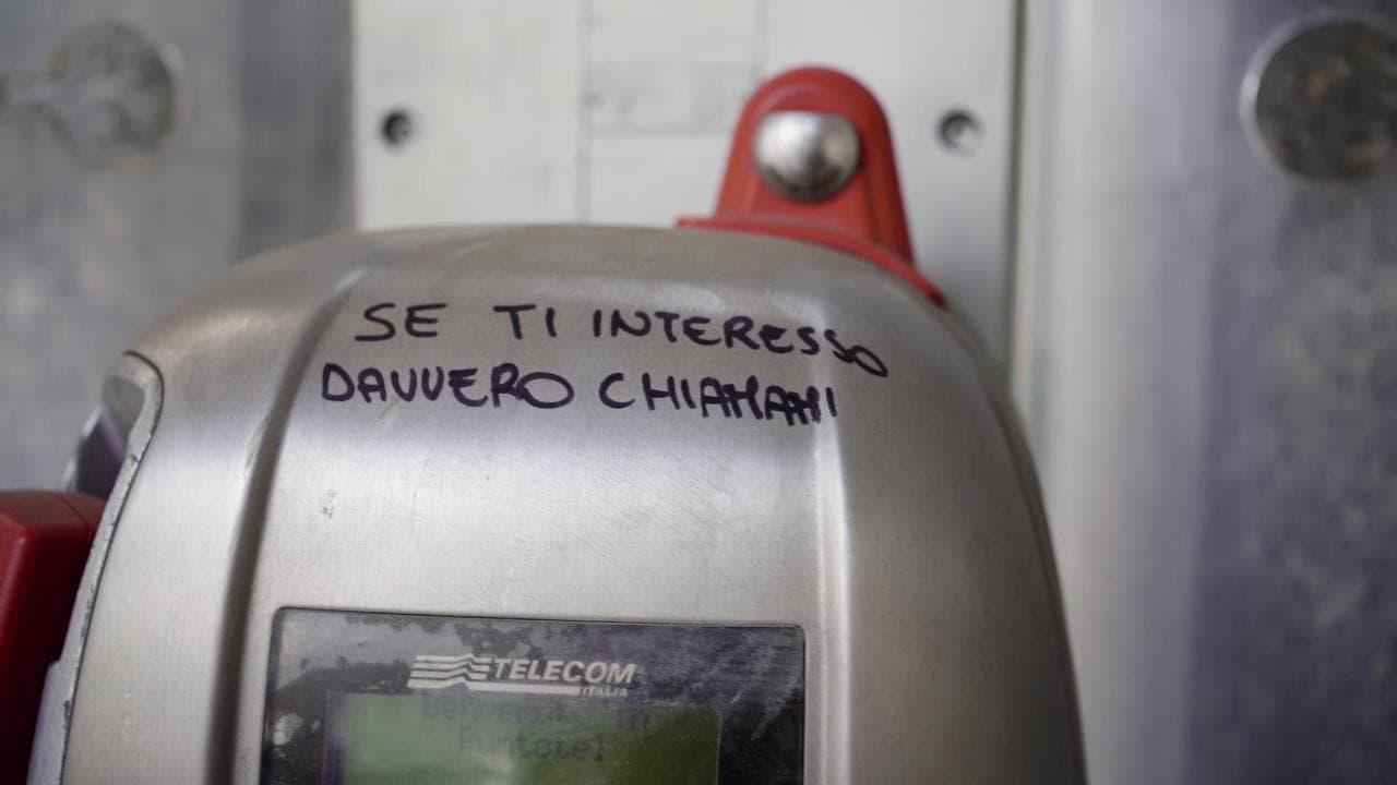 Ti ricordi la cabina telefonica? Storia di un oggetto rivoluzionario che sta (quasi) per scomparire