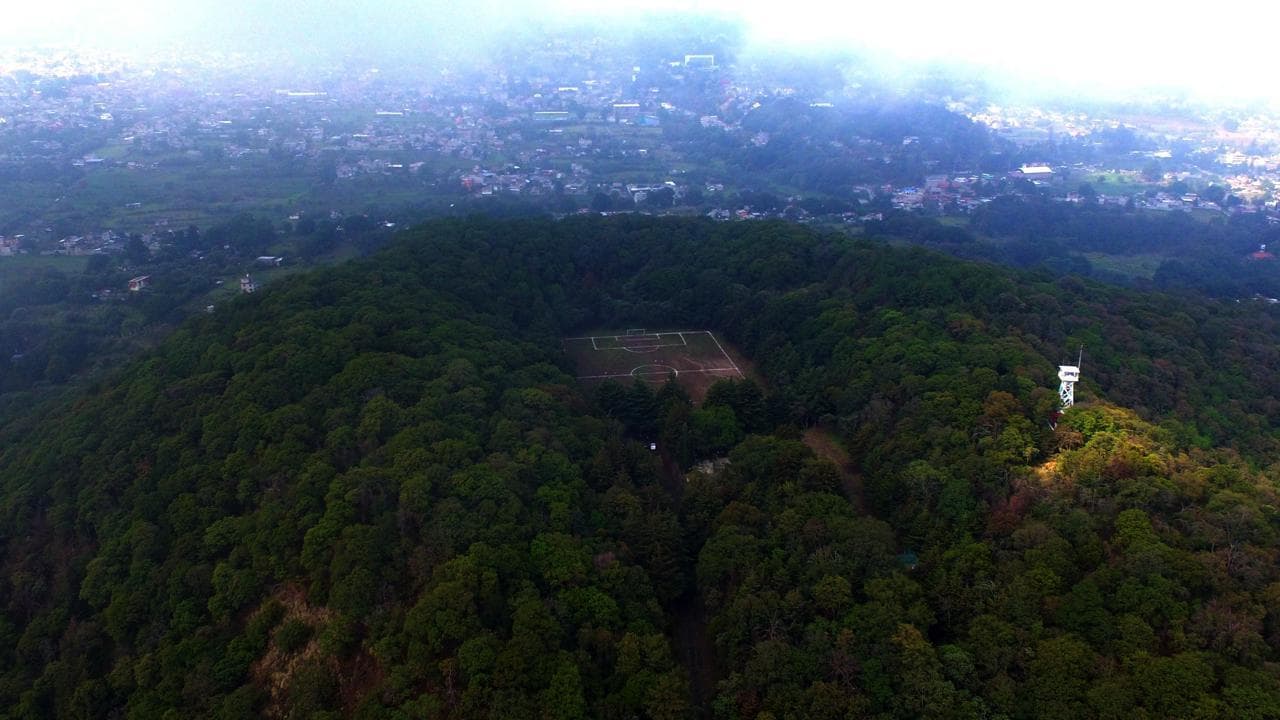 Il campo da calcio unico al mondo: a quasi 3mila metri è dentro il cratere di un vulcano