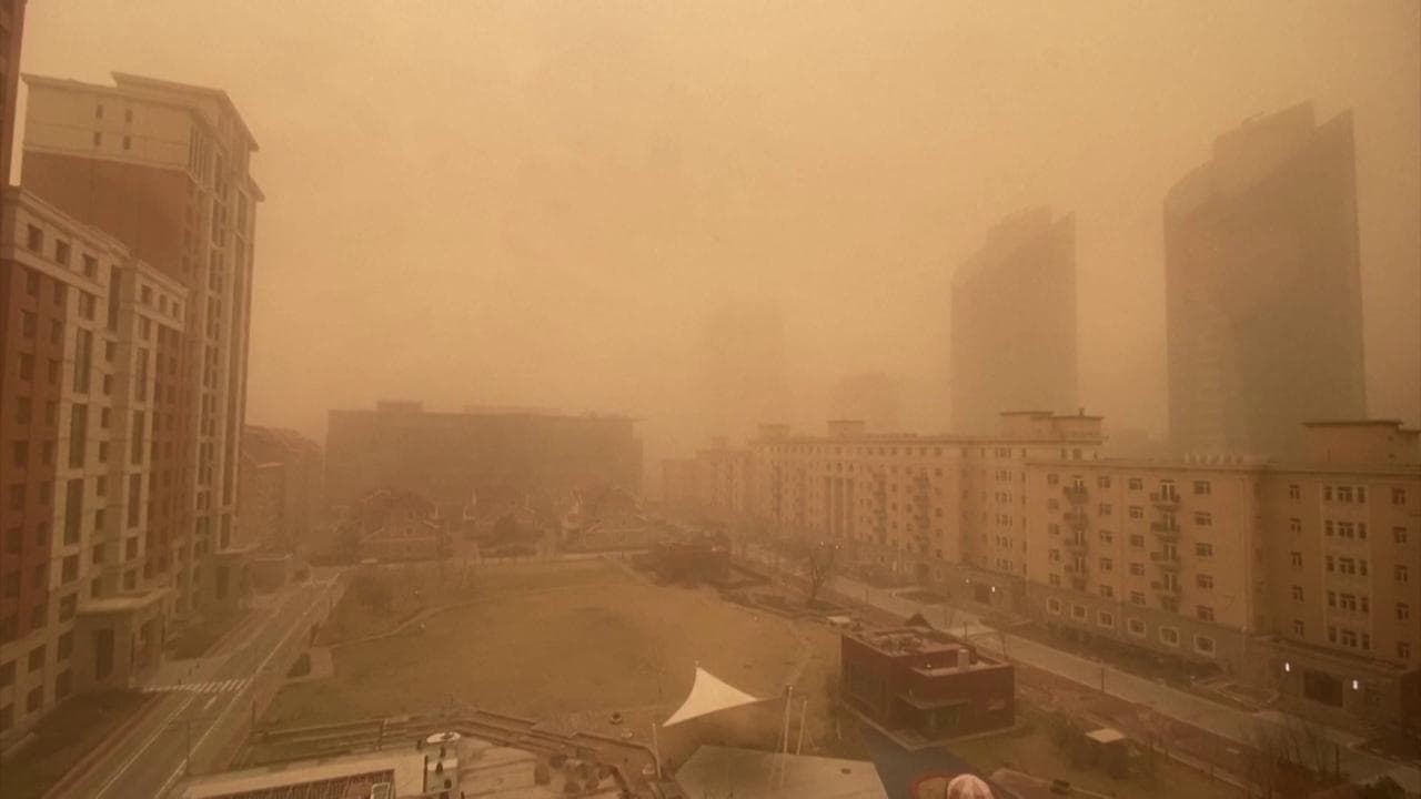 Cina, tempesta di sabbia e smog: Pechino avvolta da una nebbia gialla