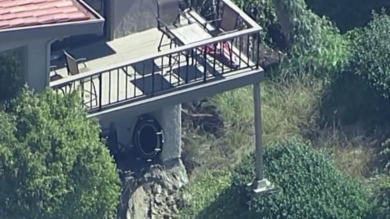 Frana fa scivolare in un canyon delle ville di lusso, i residenti costretti ad evacuare in 20 minuti