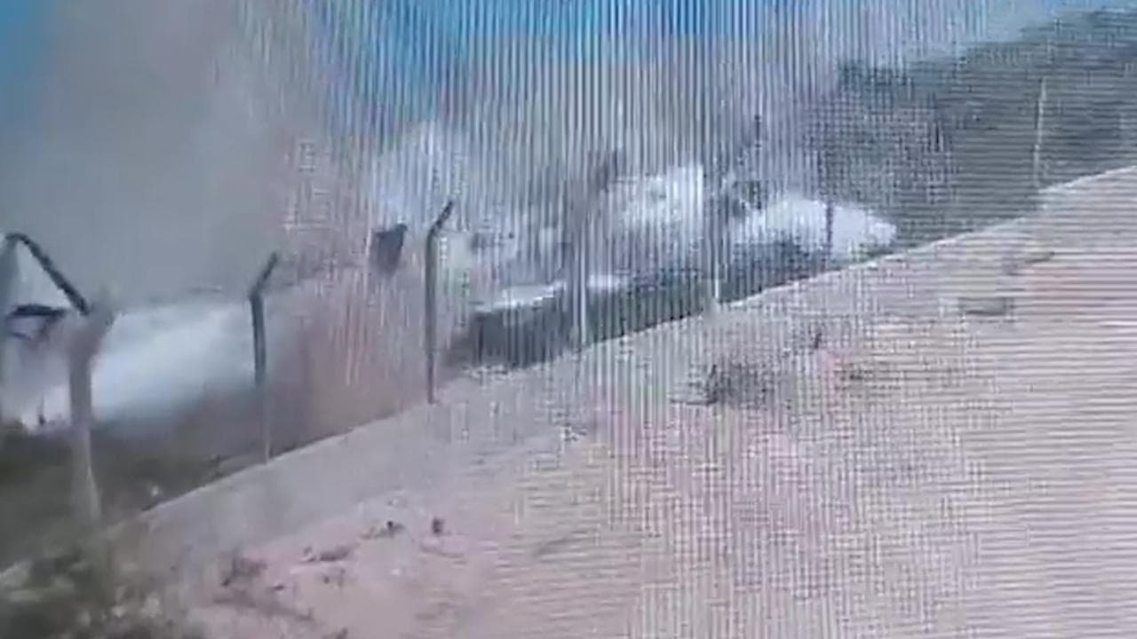 Incidente aereo a Mogadiscio, il velivolo si spezza in due e si schianta: tutti salvi a bordo