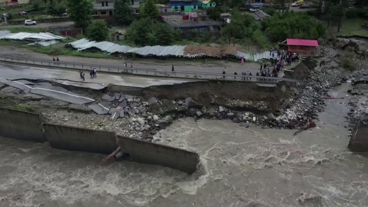 India, le immagini dal drone del Paese devastato dalle inondazioni e frane per le piogge monsoniche
