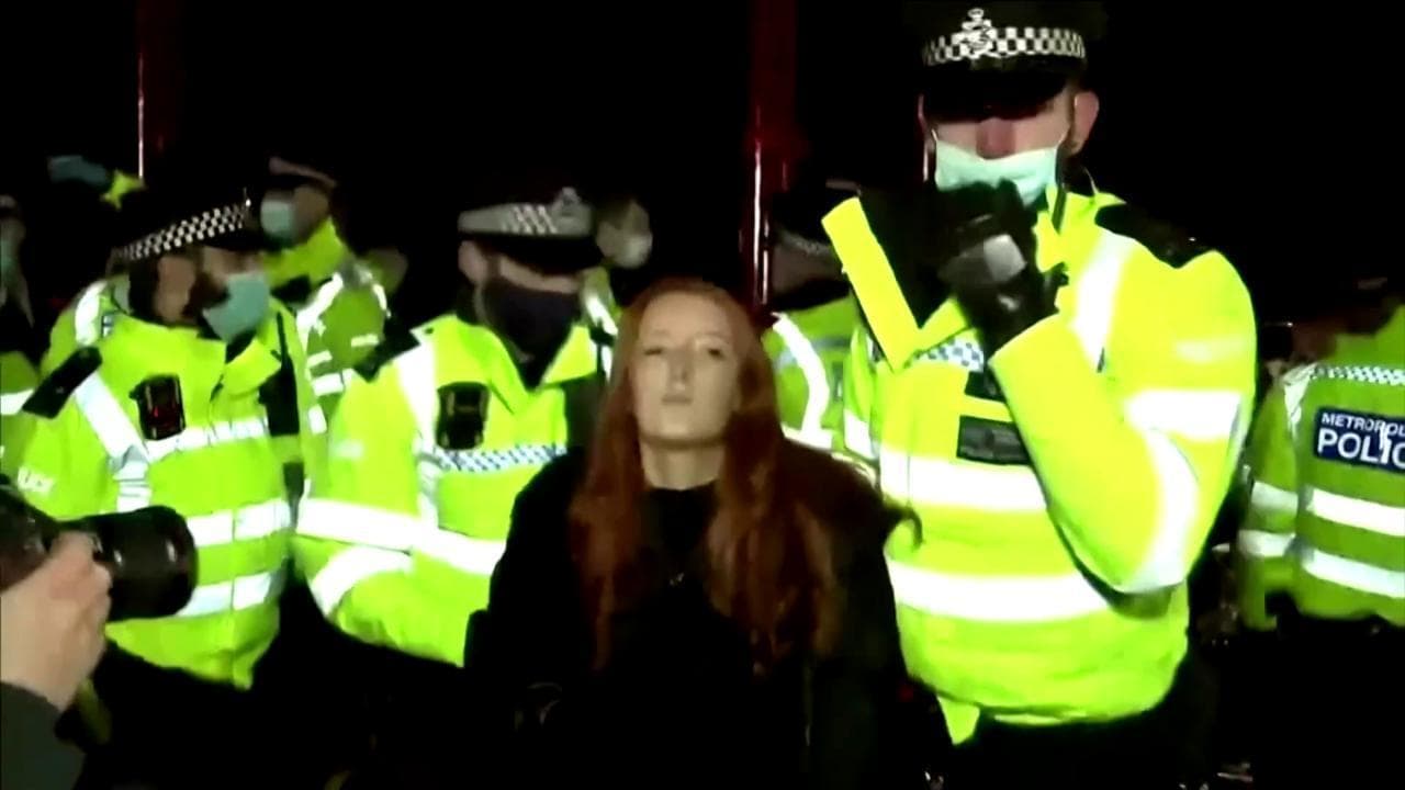 Sarah Everard, la violenza della polizia sulle manifestanti: bufera su Scotland Yard