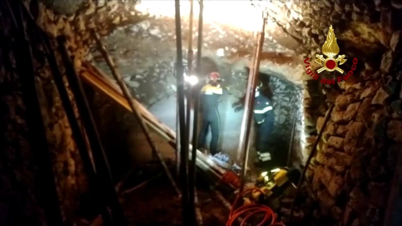 L'Aquila, i pompieri al lavoro dopo il crollo dei un tetto che ha causato la morte di due operai