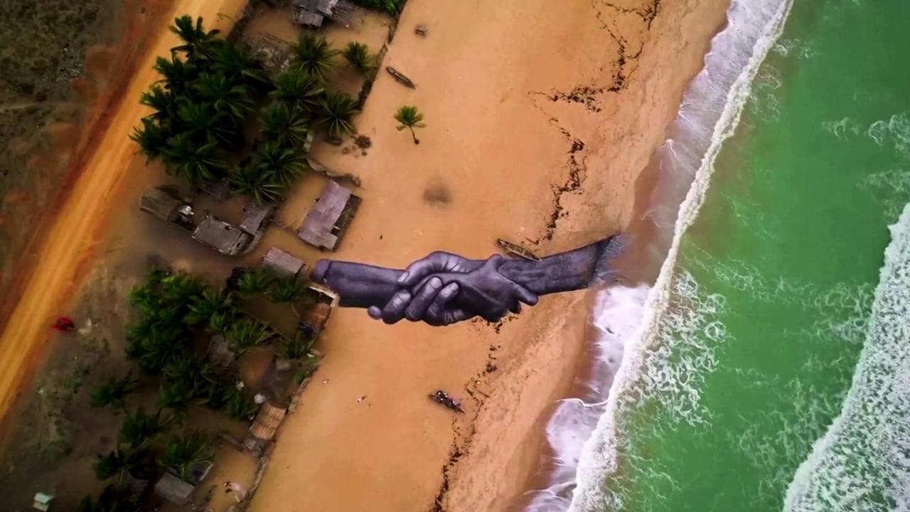 Nella città africana simbolo della tratta degli schiavi, le mani giganti che uniscono il mondo
