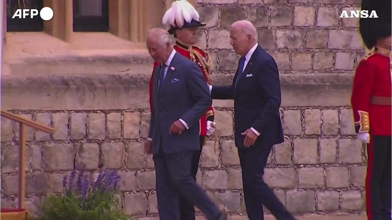 Londra, Biden viola il protocollo e tocca il braccio di Re Carlo: l'imbarazzo del monarca