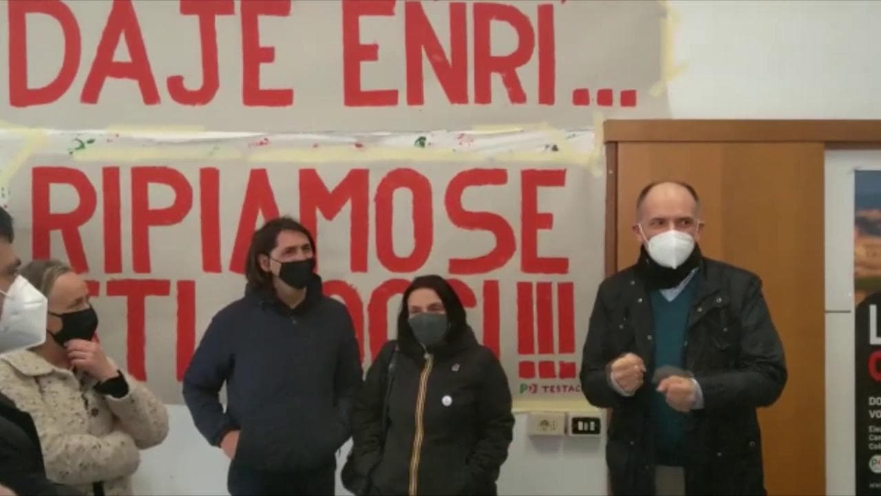 Pd, Letta a caccia di consigli tra i militanti del circolo Testaccio: "Cosa dico domani?" - video esclusivo