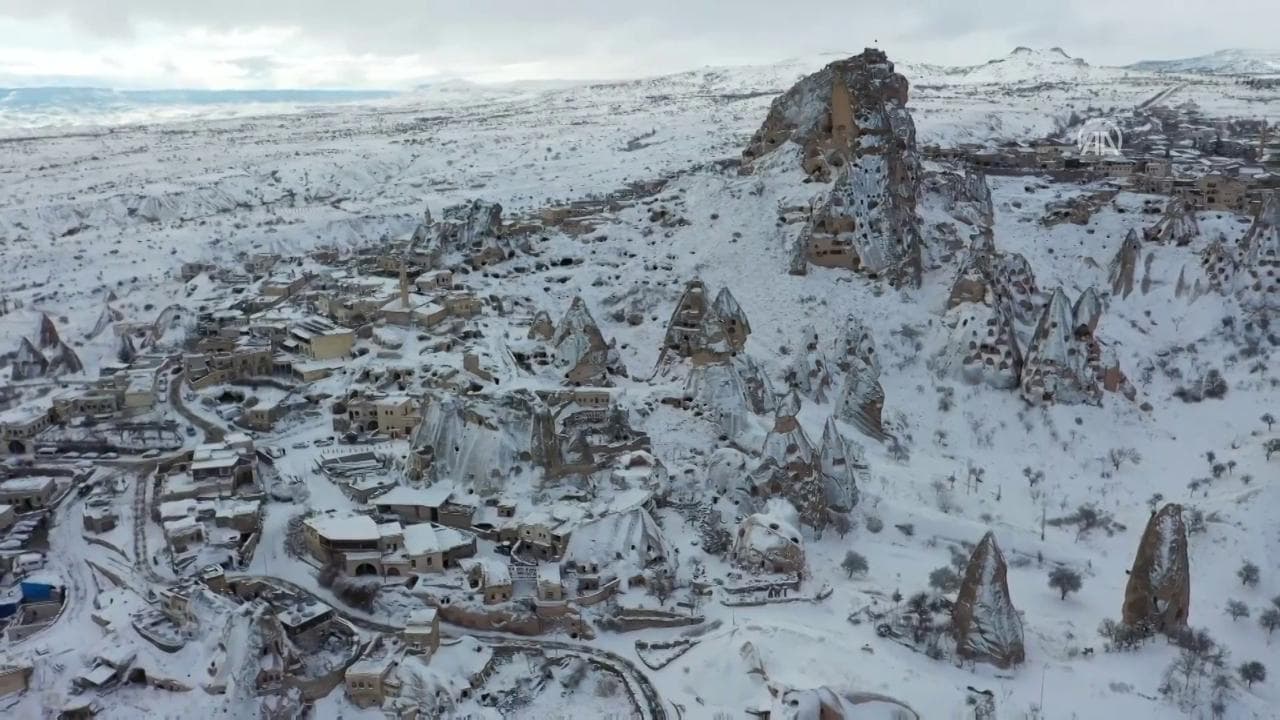 Turchia, la magia della Cappadocia innevata: il paesaggio è mozzafiato
